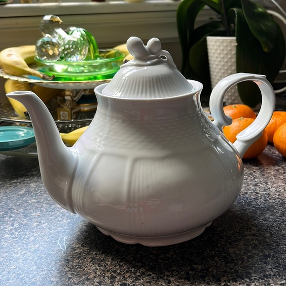 Fine China Teapot from Romania - Picture 1 of 6
